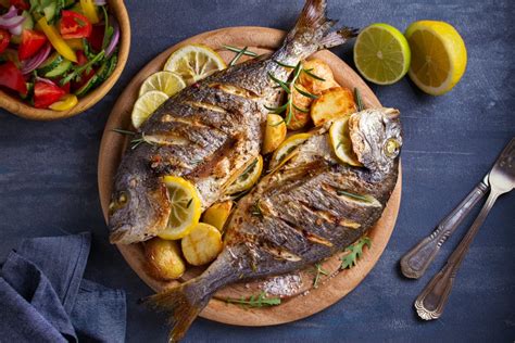 Varietà di pesce pronto per essere grigliato