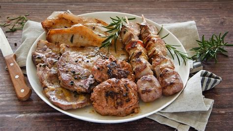 Varietà di piatti pronti per una grigliata completa
