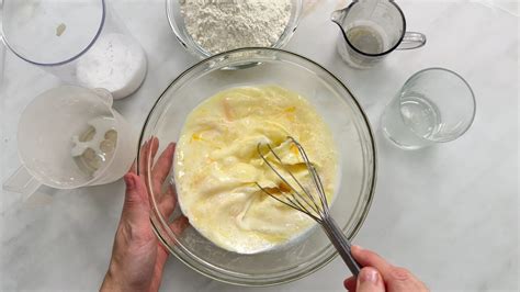 Immagine di una ciotola con pastella per crepes e frusta