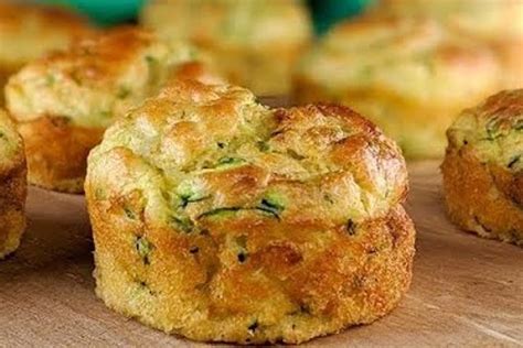 Schema dei passaggi iniziali della preparazione dei muffin di zucchine con il Bimby