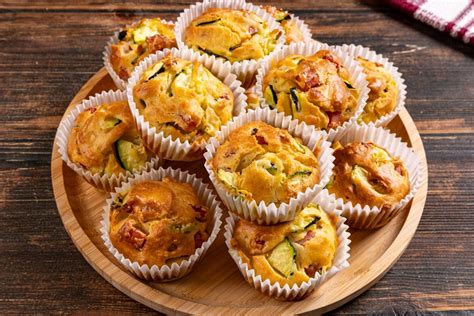 Immagine ravvicinata di muffin salati di zucchine appena sfornati