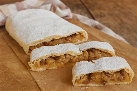Dettaglio del ripieno dello strudel: mele a fettine, uvetta e pinoli mescolati