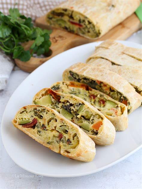 Un invitante strudel salato con ripieno di verdure e formaggio