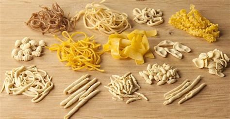 Illustrazione di vari formati di pasta fresca corta italiana