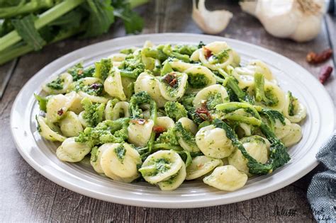 Primo piano di orecchiette fatte a mano con sugo alle cime di rapa