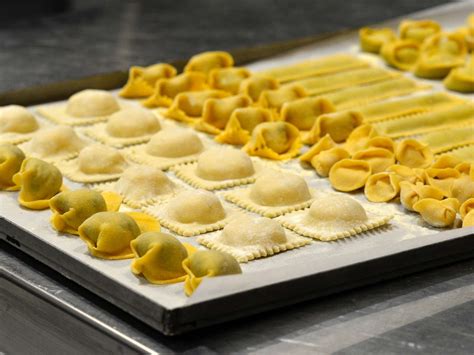 Selezione di pasta fresca ripiena: tortellini, ravioli, cappelloni