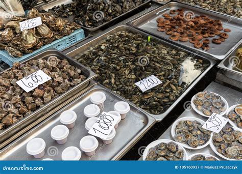 Immagine di un mercato ittico con sacchi di cozze pronte per la vendita