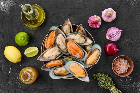 Collage di immagini raffiguranti le diverse varietà di cozze italiane