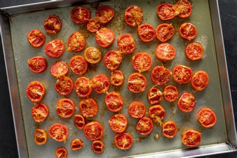 pomodorini confit disposti in una teglia