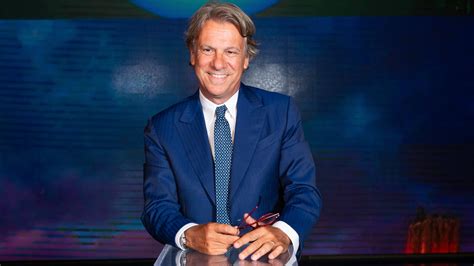 Foto della copertina del libro di Nicola Porro e un'opera d'arte di Anna D'Elia.