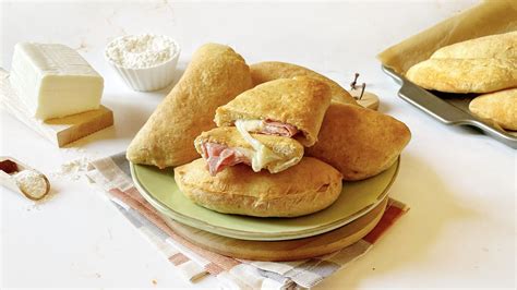 Immagine di diverse pizze e calzoni serviti nel locale