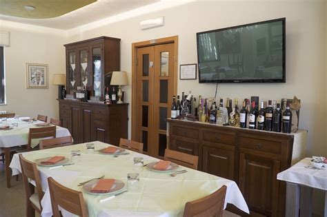 Interno della sala ristorante con televisore a schermo piatto
