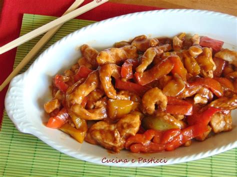Illustrazione di un piatto di pollo in salsa agrodolce con ananas e peperoni