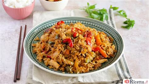 Immagine di un piatto di pollo in salsa agrodolce servito con riso basmati e verdure