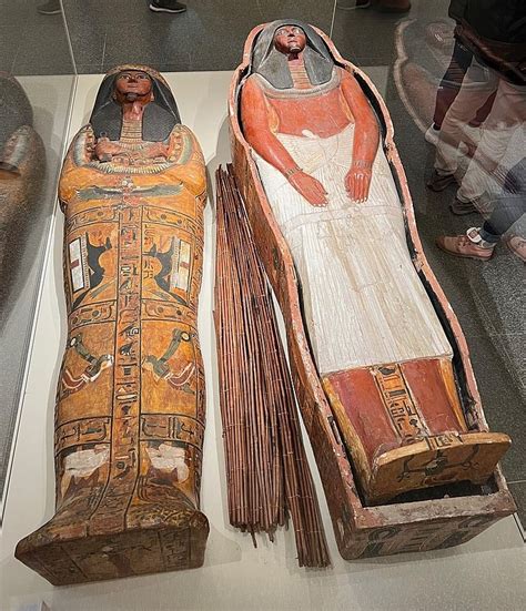Illustrazione di un antico corredo funerario egizio con maschera mortuaria