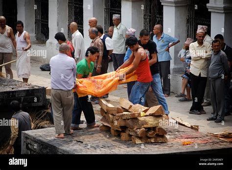 Foto di un funerale indù con cremazione e simboli religiosi