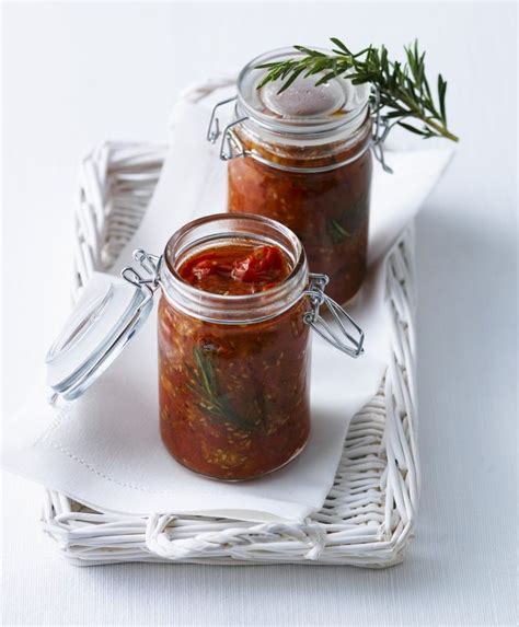 barattoli di vetro riempiti con pomodori arrostiti e olio