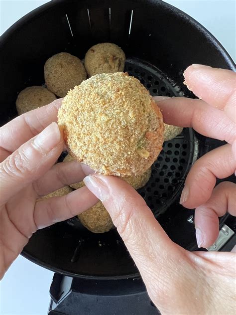 Infografica con gli ingredienti per preparare gli arancini in friggitrice ad aria