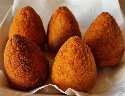 Foto degli arancini formati e pronti per essere impanati