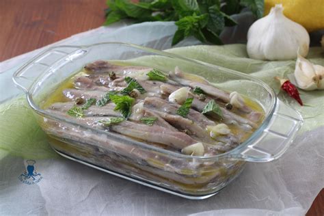 Immagine di un piatto di alici marinate fresche e invitanti.