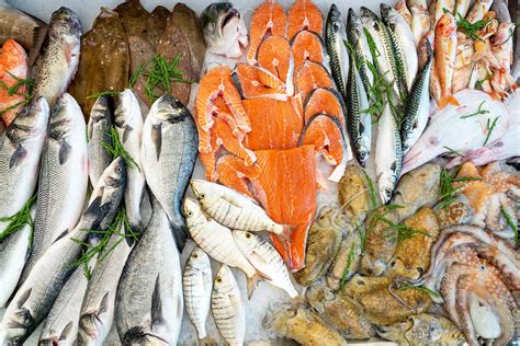Immagine di una pescheria con un banco di pesce fresco ben presentato.