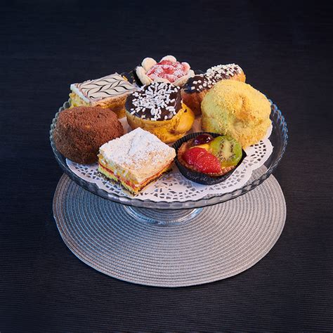 Selezione di cannoli e altre paste dolci esposte in una vetrina
