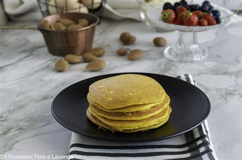 Immagine di pancake vegani con farina di fave decorati con erbe aromatiche e salsa