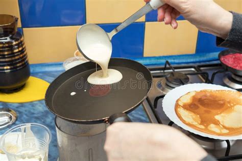 Immagine di pancake in cottura su una padella antiaderente