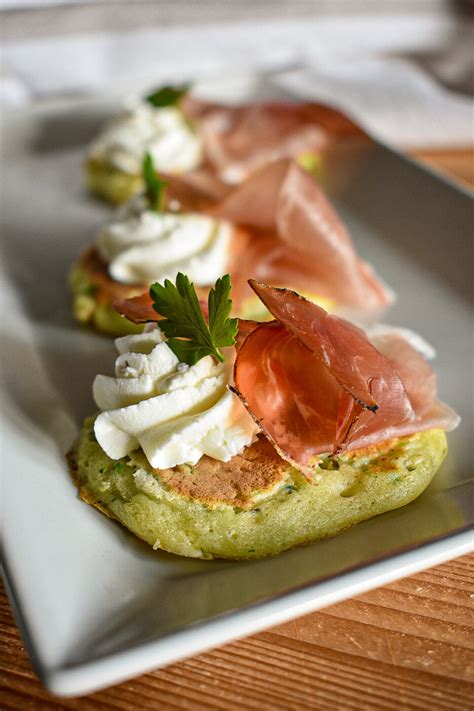 Immagine di pancake di fave monoporzione farciti con zucchine e formaggio spalmabile