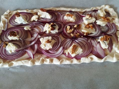 Ingredienti per la pasta con gorgonzola, noci e cipolle rosse