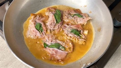 Immagine di saltimbocca alla romana appena cotti in padella con il loro sughetto dorato.