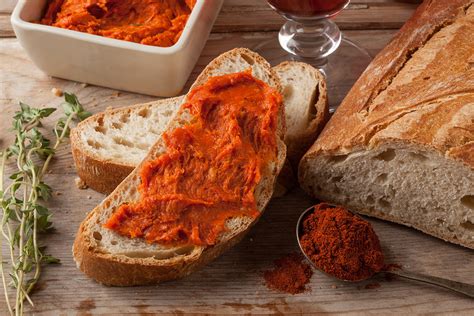 Vaso di 'Nduja spalmabile su pane tostato
