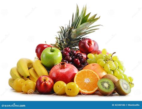 Immagine di diverse varietà di frutta fresca, tra cui mele, arance e frutti di bosco, pronte per la preparazione della marmellata.