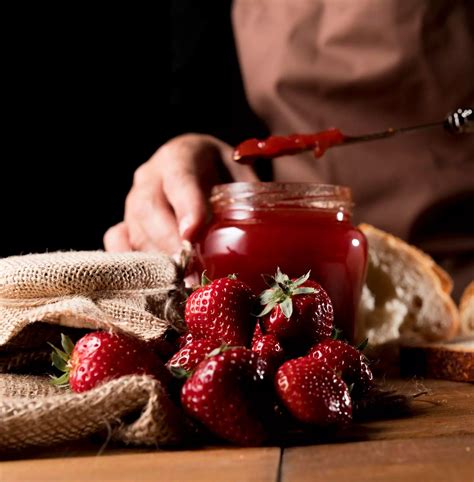 Infografica che illustra i passaggi chiave per la preparazione della marmellata fatta in casa, dalla scelta della frutta alla sterilizzazione dei barattoli.