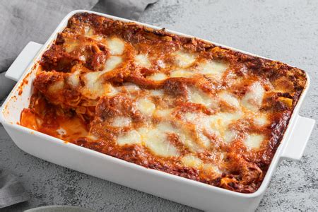 Immagine di una teglia di lasagne al forno dorate e invitanti