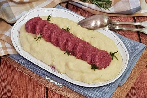 piatto di cotechino croccante con zabaione e cipolle brasate