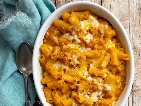 Primo piano di pasta con zucca e 'nduja che viene mantecata