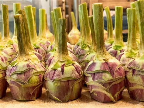 Gambi di carciofi freschi e puliti, pronti per essere utilizzati in cucina.