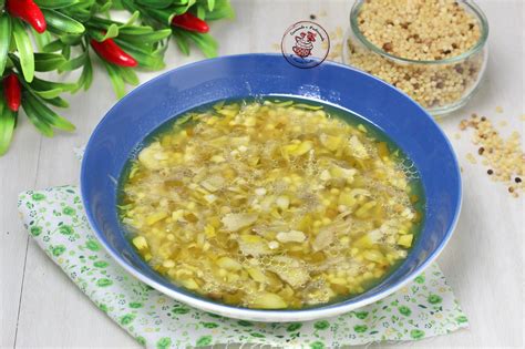 Una ciotola di minestra di carciofi e uova fumante, guarnita con pecorino grattugiato.