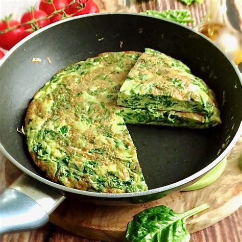 Immagine di una frittata colorata con spinaci e cavolo nero