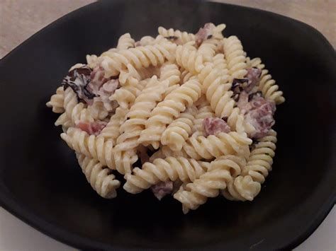 primo piano di un piatto di fusilli cremosi con radicchio