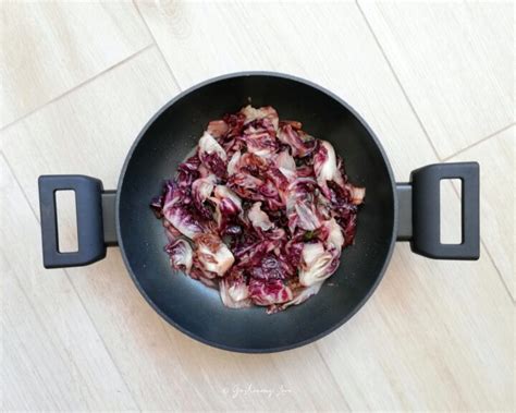 dettaglio del processo di cottura del radicchio con cipollotto