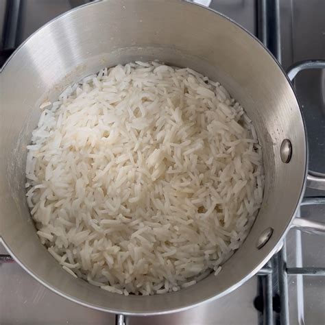 Schema di cottura del riso basmati: pentola con coperchio, fuoco vivo iniziale, poi fuoco basso