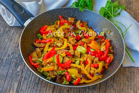 Padella con verdure saltate e pancetta croccante