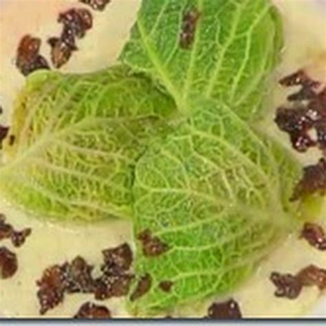 Foglia di verza farcita con riso, pancetta e formaggio, pronta per essere chiusa