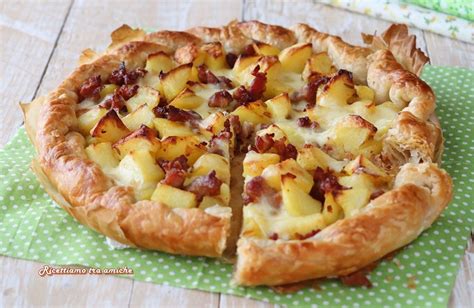 Torta salata con patate, salsiccia e Philadelphia disposta su una teglia