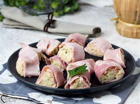 Involtini di prosciutto cotto e Philadelphia disposti su un vassoio da aperitivo