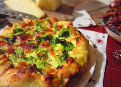 Torta salata di patate con broccoletti e Philadelphia, decorata con cime di broccoletti