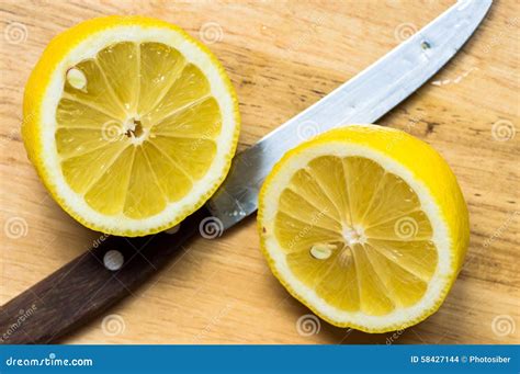 Foto di un limone tagliato a metà con gocce di succo