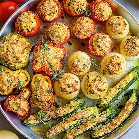 Collage di immagini con diverse varianti di patate ripiene (con salumi, verdure, formaggi diversi)